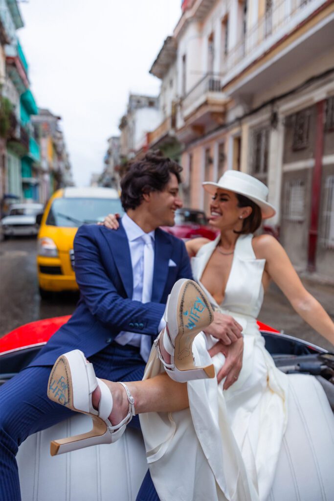 Zapatos personalizados de novia en boda de destino en La Habana.