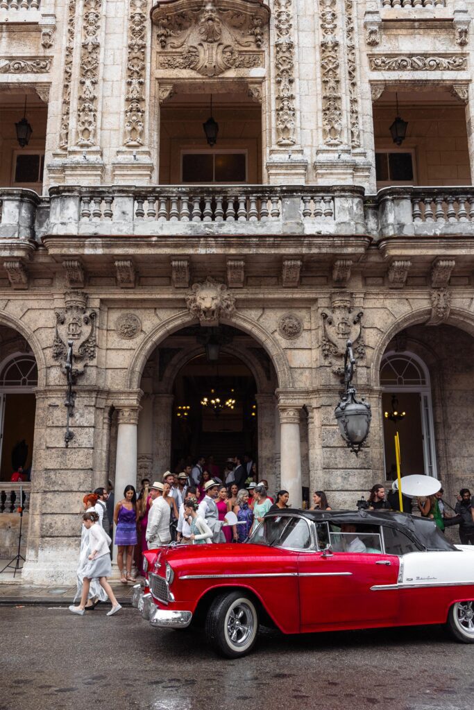 Fachada del Palacio de los Matrimonios en La Habana con auto clásico para boda de Destino en La Habana.