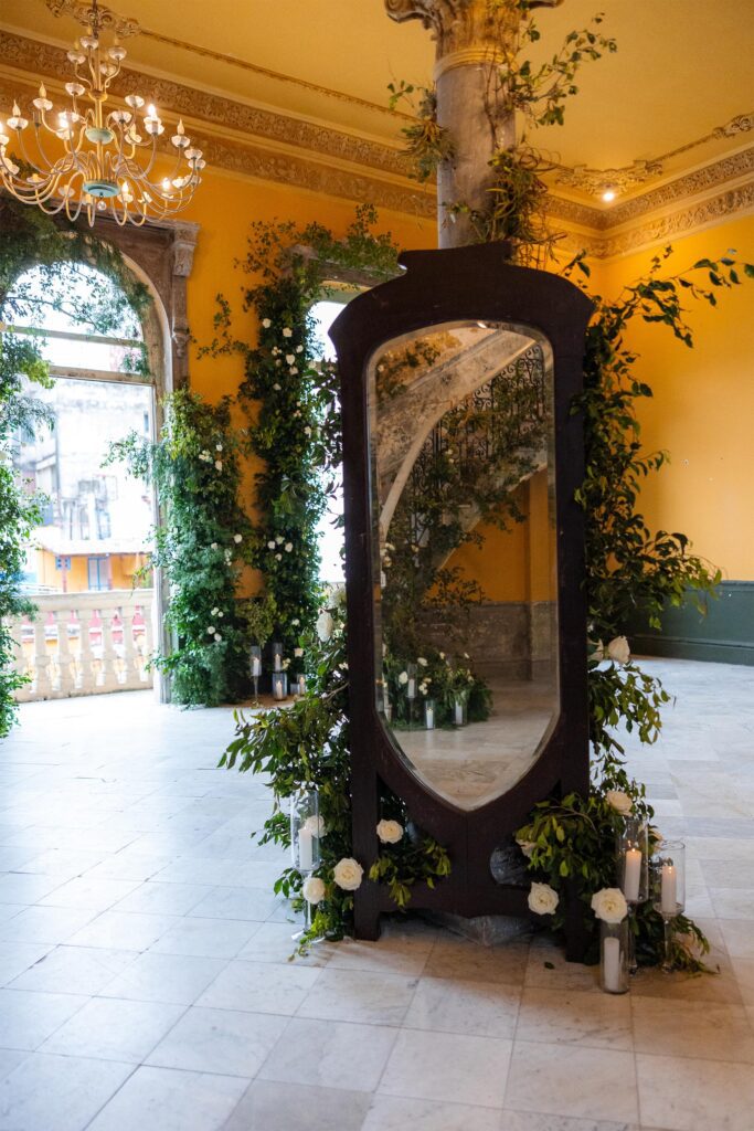 Espejo decorativo para fotos en La Guarida, destacado en una boda de destino en La Habana, Cuba.