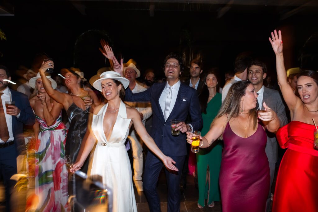 Novios e invitados disfrutando de la música y la energía en la boda de destino en La Habana.