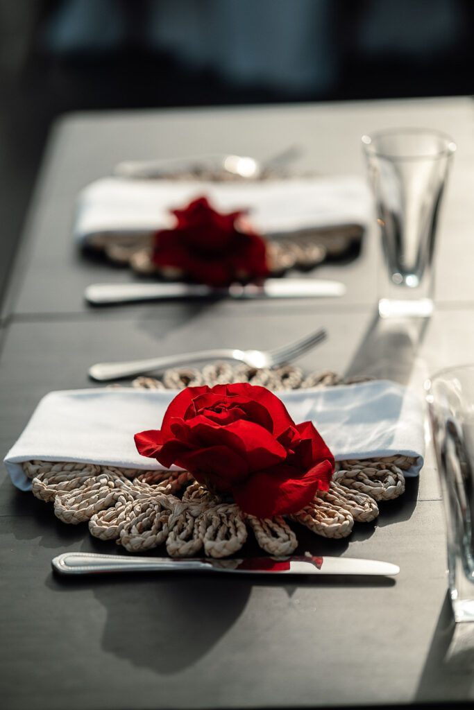 Detalle de la decoración floral, con flores tropicales que realzan la elegancia y estilo único del evento.