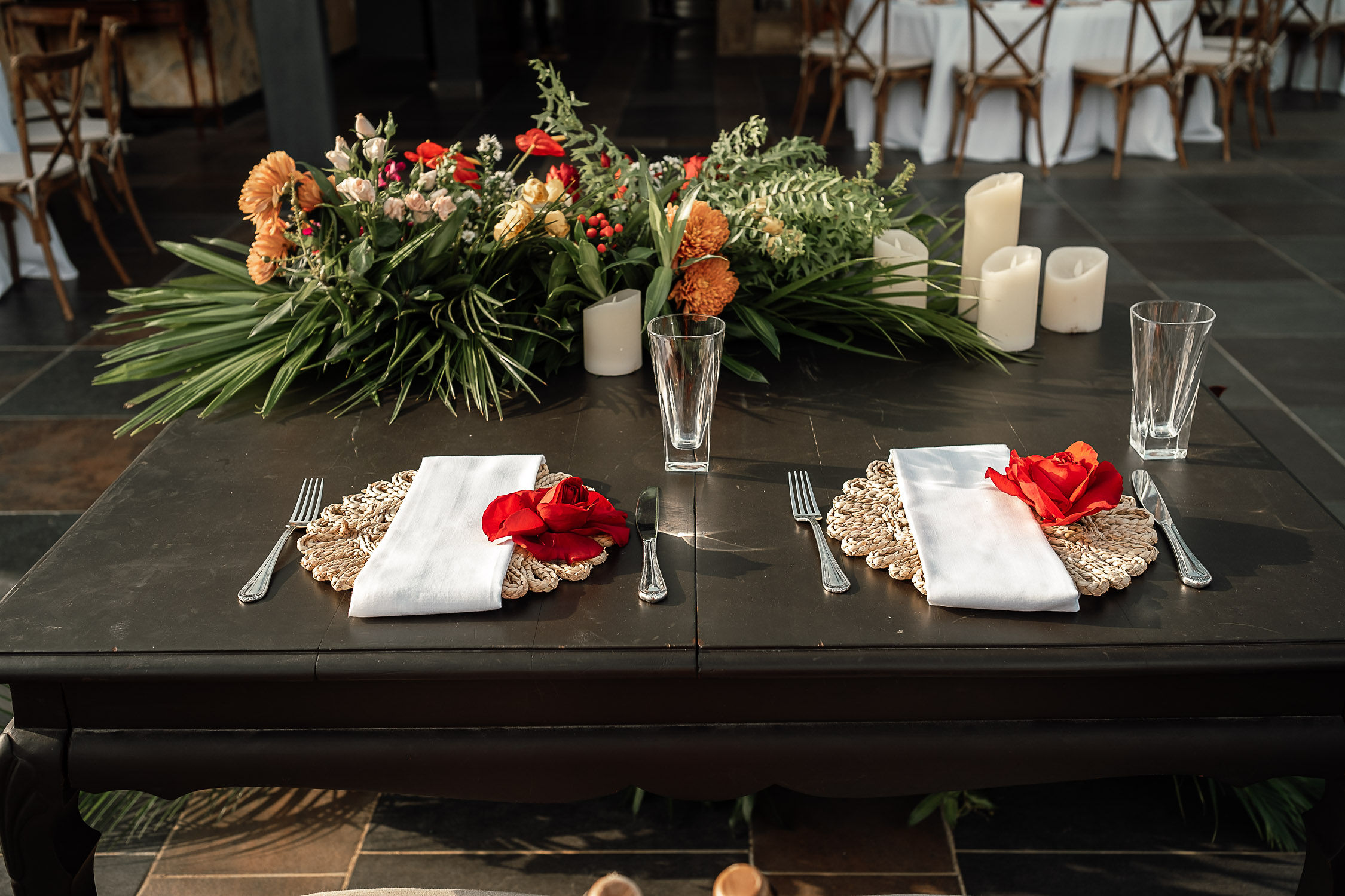 Primer plano de los detalles florales en la mesa de los novios para la boda en La Guarida, destacando el diseño tropical y elegante decoración de bodas.