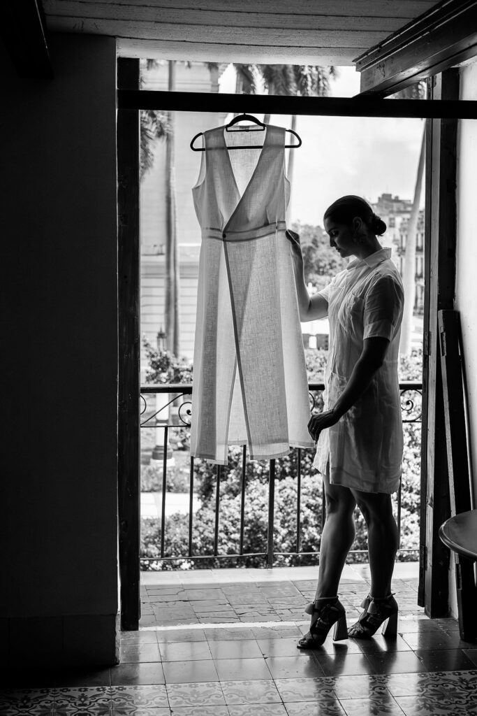 El vestido de novia de Amanda colgado en el balcón del lugar de los preparativos con vista al Capitolio de La Habana antes de su boda en La Guarida