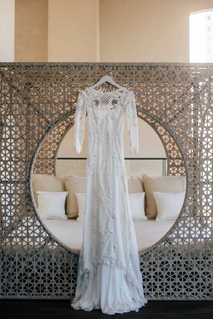 Vestido de novia en la suite del Hotel Packard, lugar de los preparativos de novia de Elena Tablada.