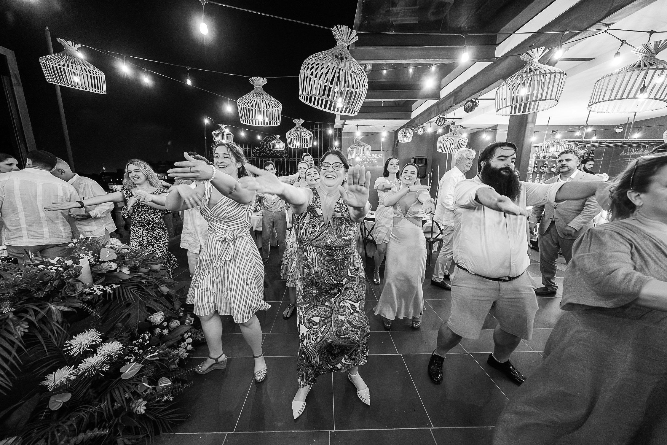 Familia y amigos disfrutando y bailando en la terraza de La Guarida durante la celebración de la boda.