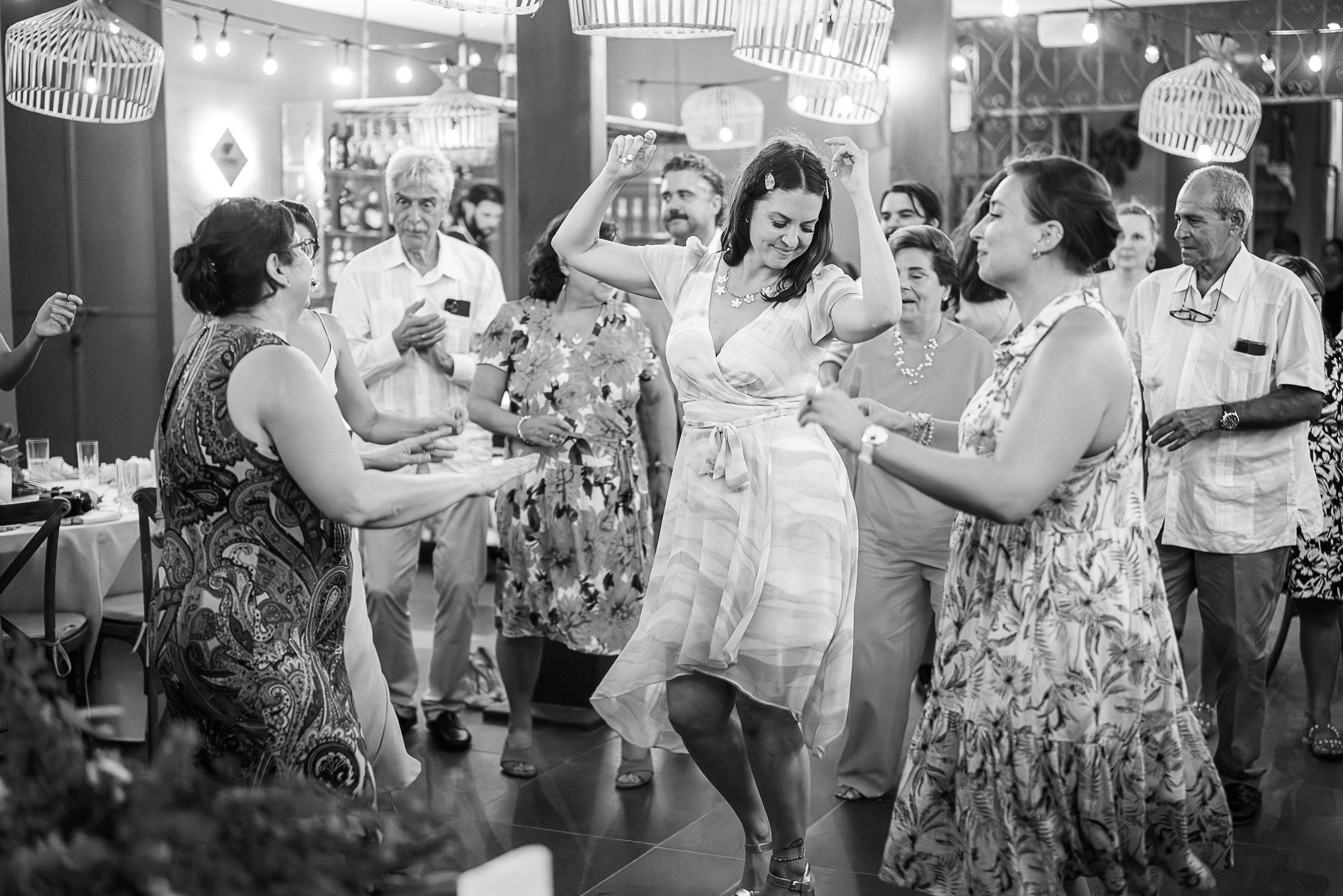 Invitados disfrutando y bailando en la terraza de La Guarida durante la celebración de la boda.