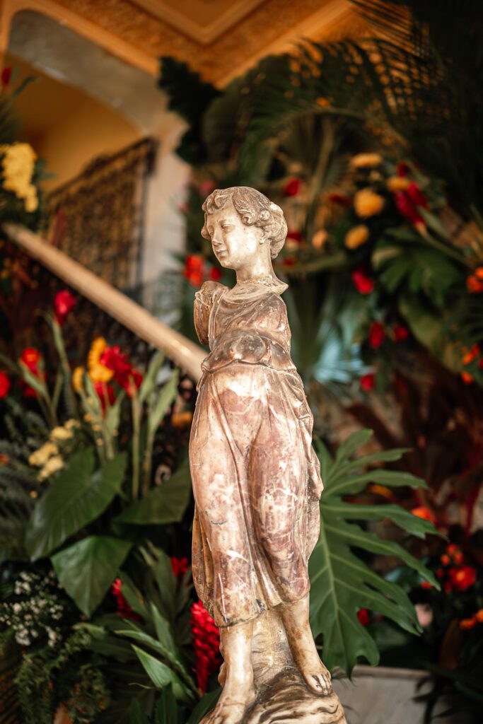 Icono de La Guarida, con la decoración tropical de la boda en La Habana al fondo.