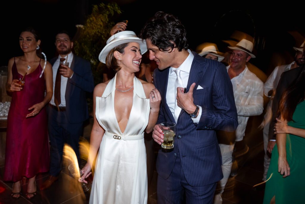 Los amantes compartiendo un momento romántico durante la celebración de su boda de destino en La Habana.