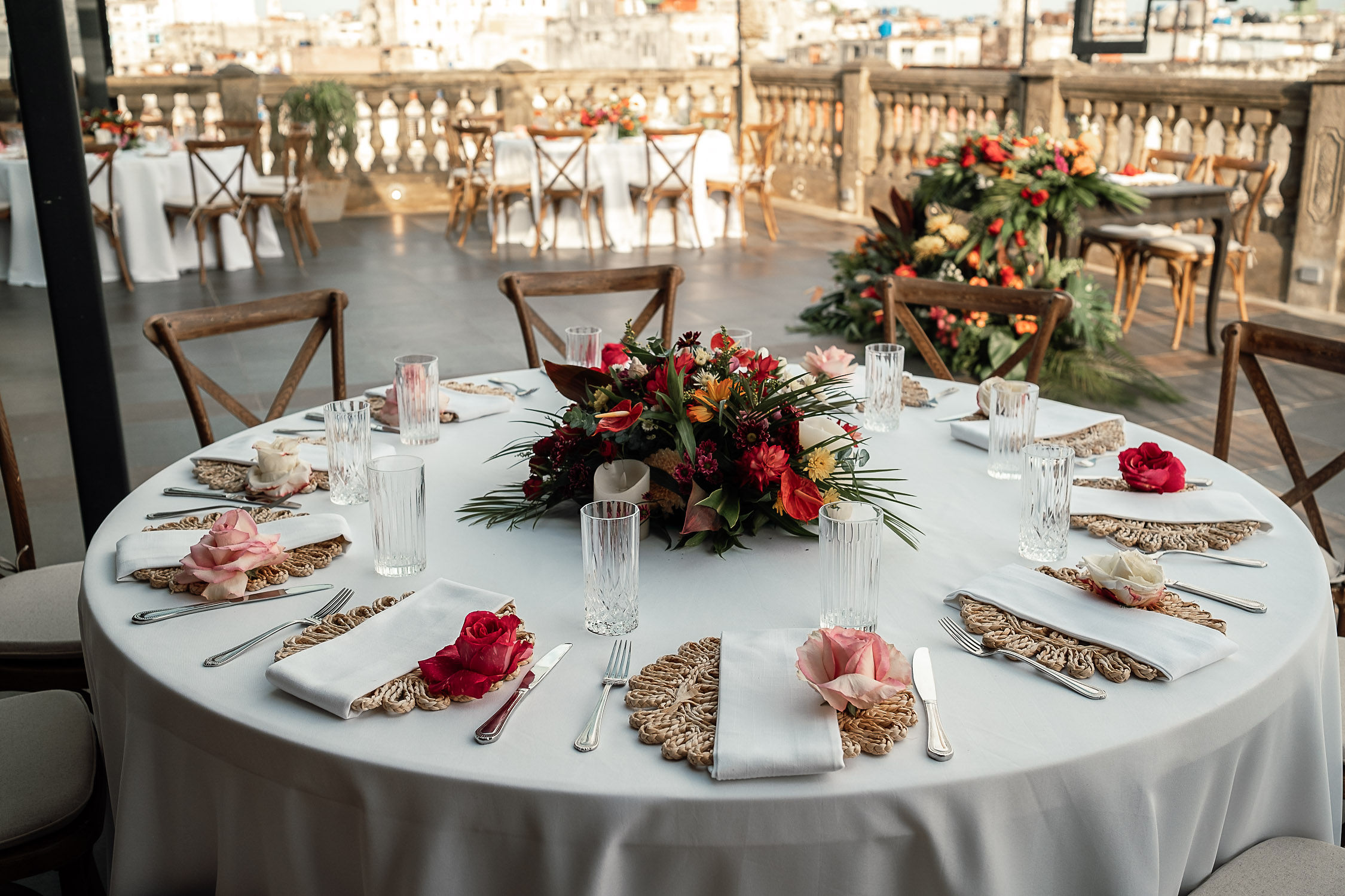 Detalle de la mesa de invitados decorada  con elementos tropicales que resaltan el estilo del evento.