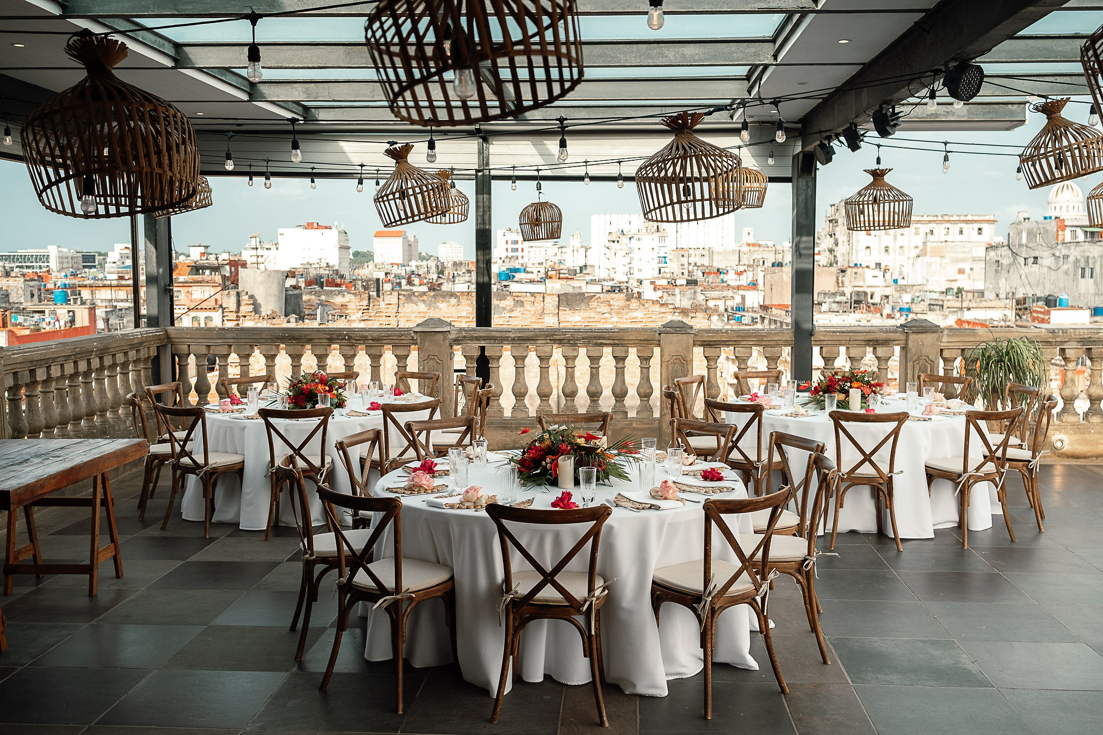 Vista panorámica de la mesa de invitados decorada para una boda en La Guarida, destacando los detalles tropicales y la elegante decoración de bodas en Cuba