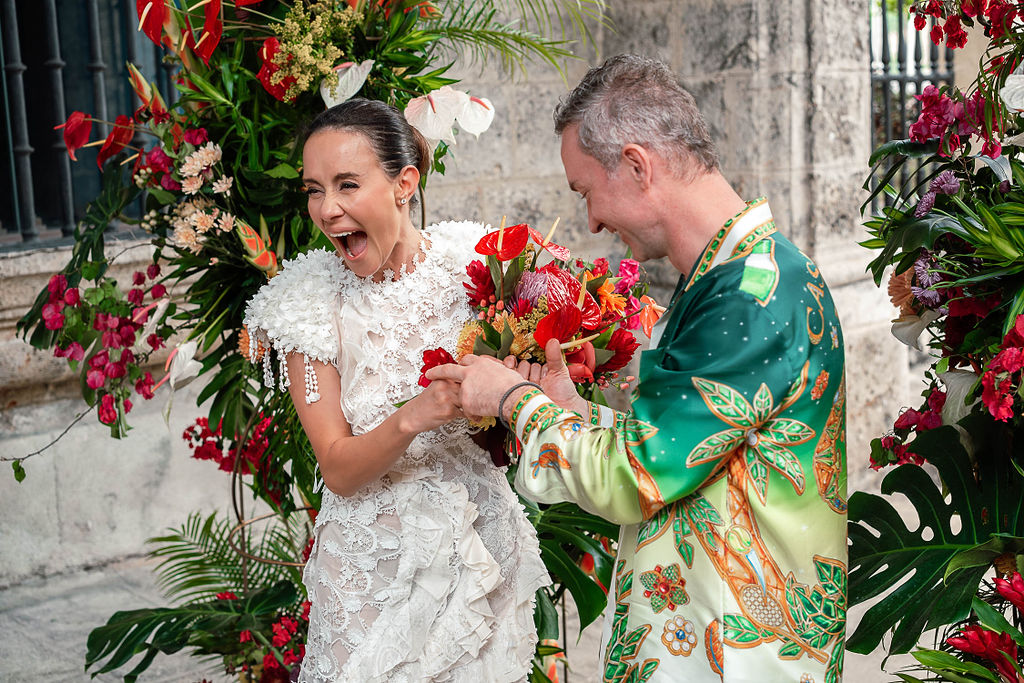 Novia emocionada recibiendo el ramo en su boda destino cubana
