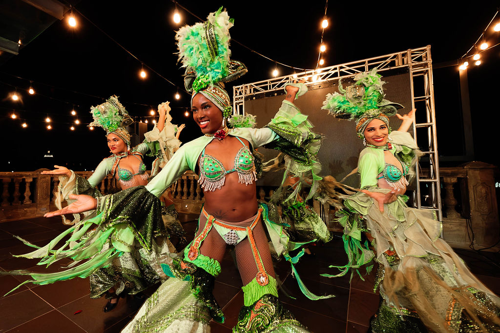 Bailarinas en show cubano durante boda de destino cubana