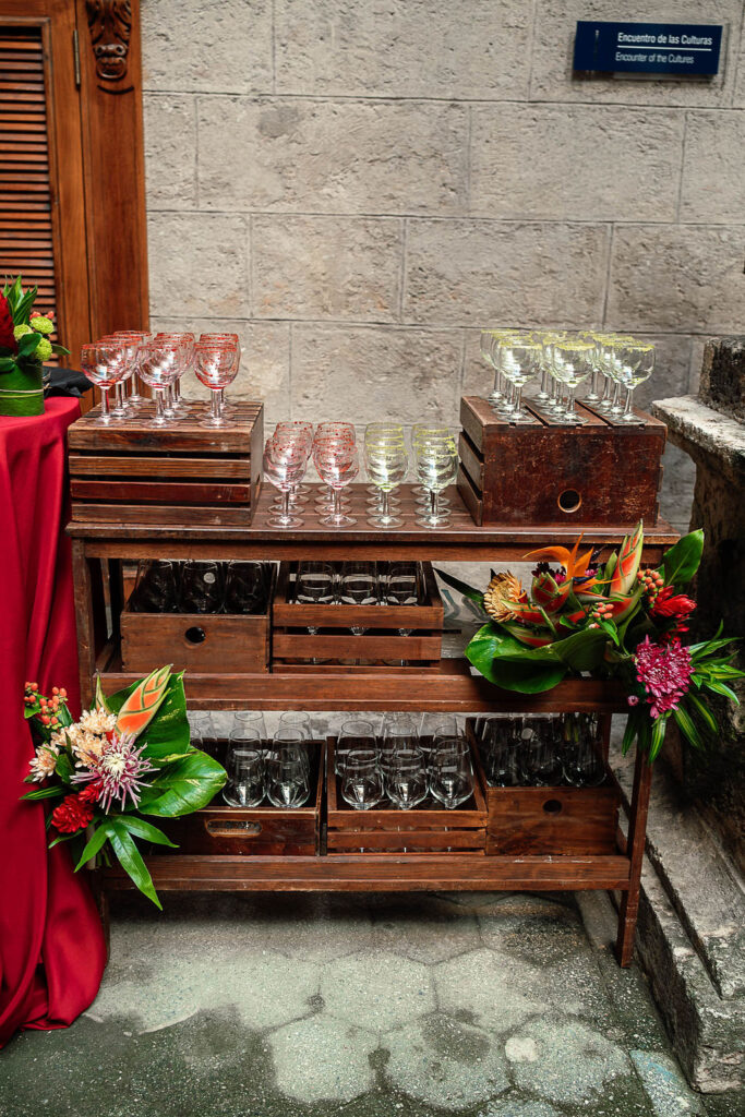 Estación de copas decorada con flores tropicales en la boda destino cubana.