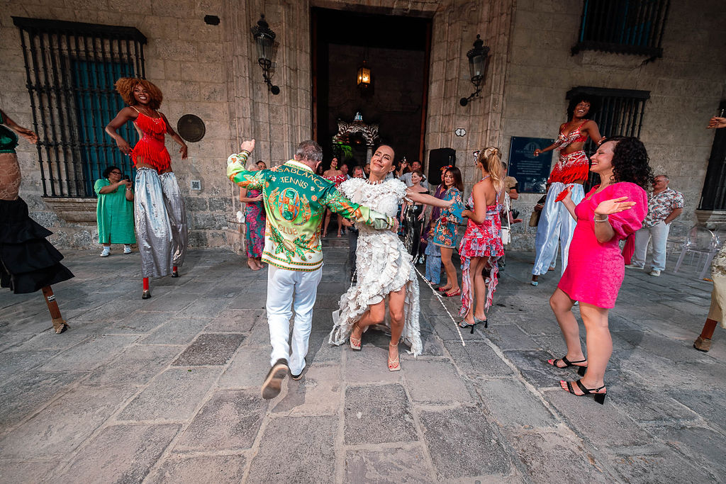 Novios bailando frente al Palacio del Segundo Cabo durante conga en boda de destino cubana
