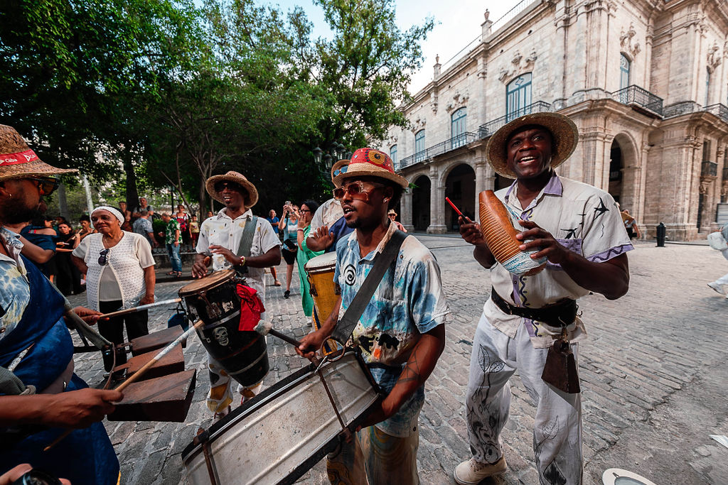 Banda de músicos tocando tambores y guiro en La Habana Vieja durante una boda de destino cubana