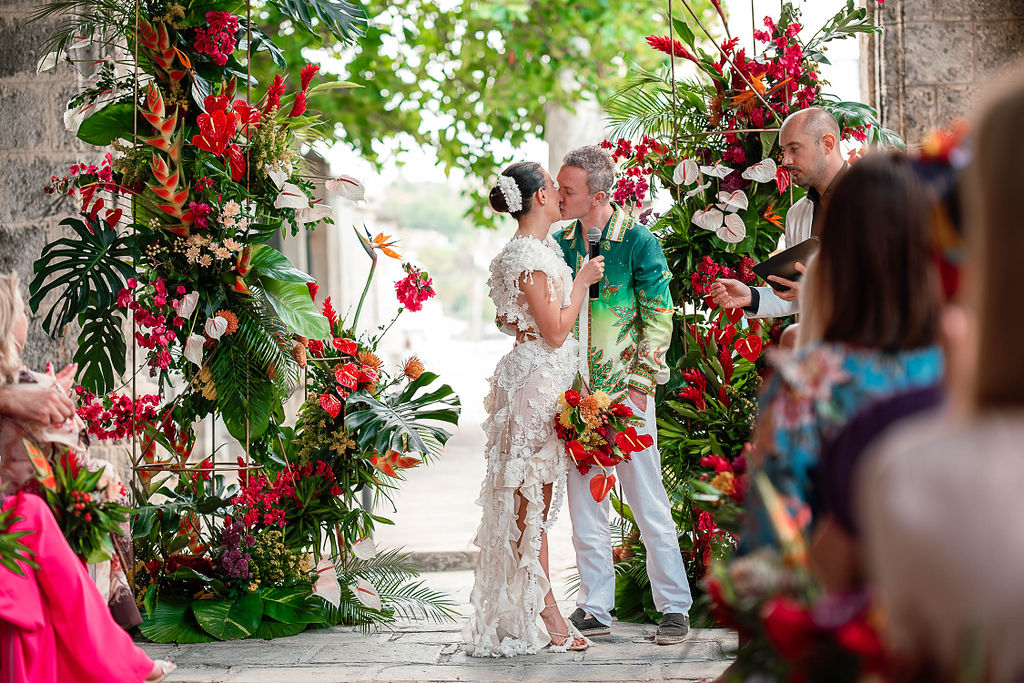 Los novios se besan al cerrar la ceremonia de su boda destino cubana.