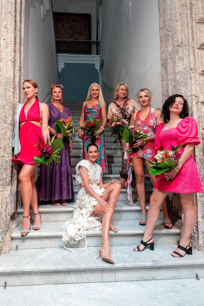 Grupo completo de invitados posando junto a la novia en su boda de destino cubana