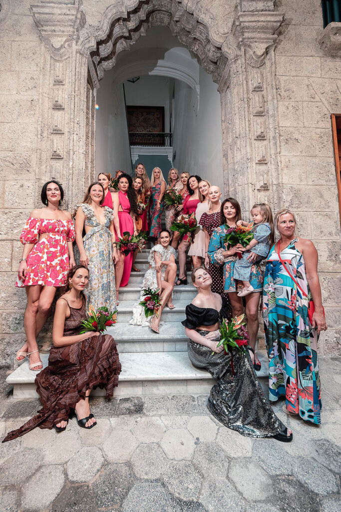 Novia posa con todos sus invitados en su boda de destino cubana