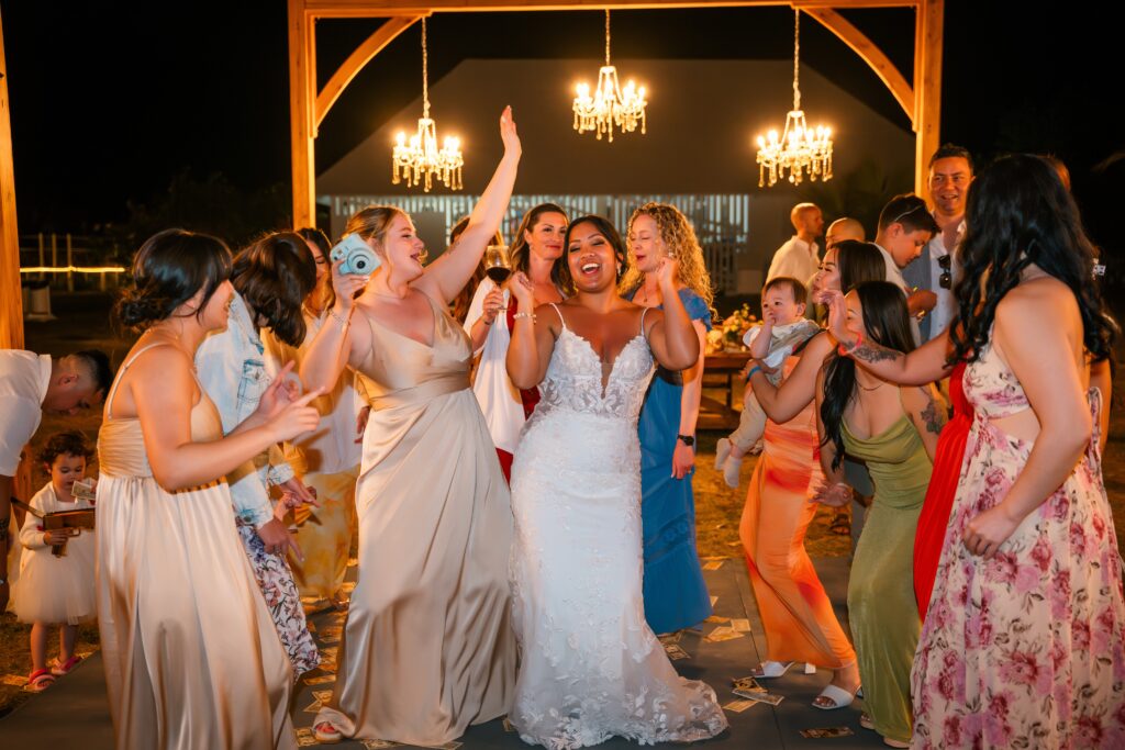 La novia baila alegremente rodeada de sus damas de honor en la pista