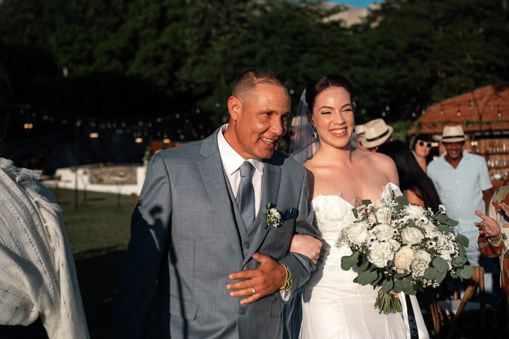 Primer plano de la novia con su padre entrando al pasillo nupcial en boda en Cuba