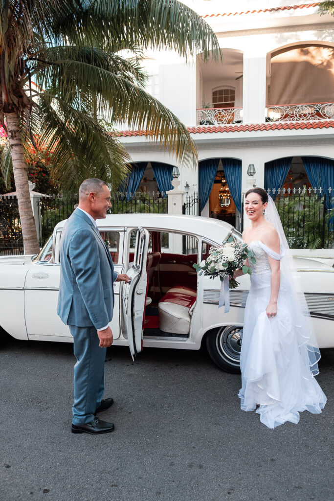 Novia a punto de subir al carro blanco durante su boda en Cuba