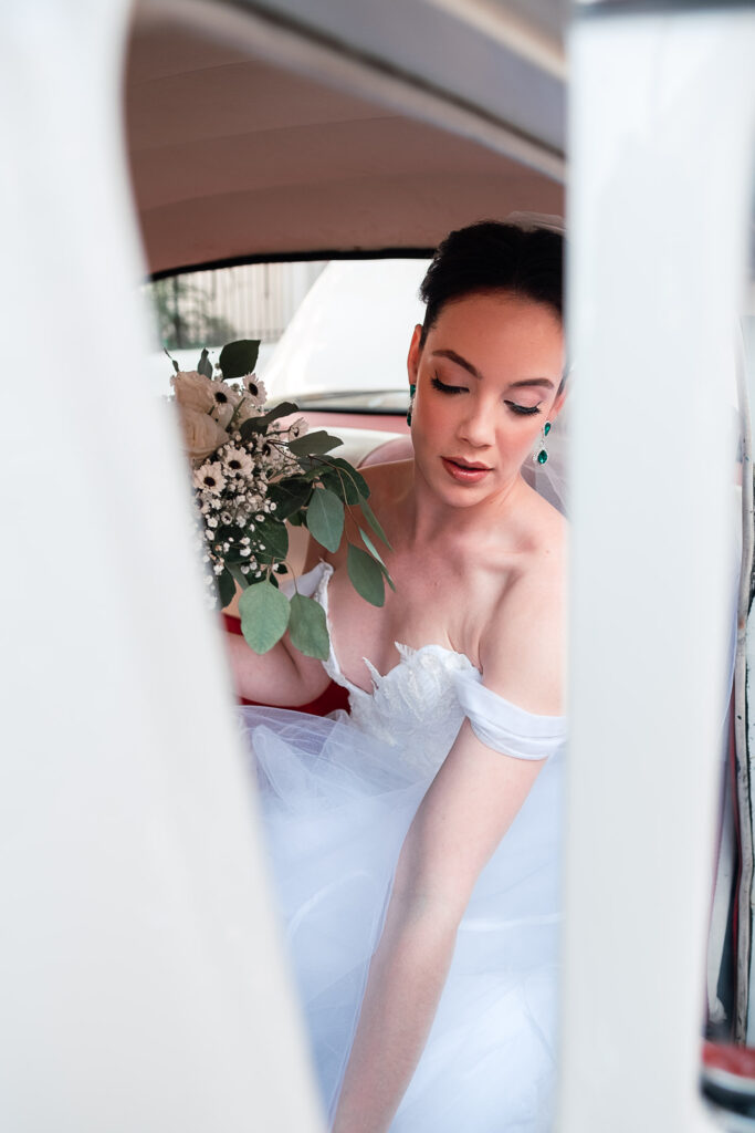 Novia dentro del auto blanco lista para su boda en Cuba