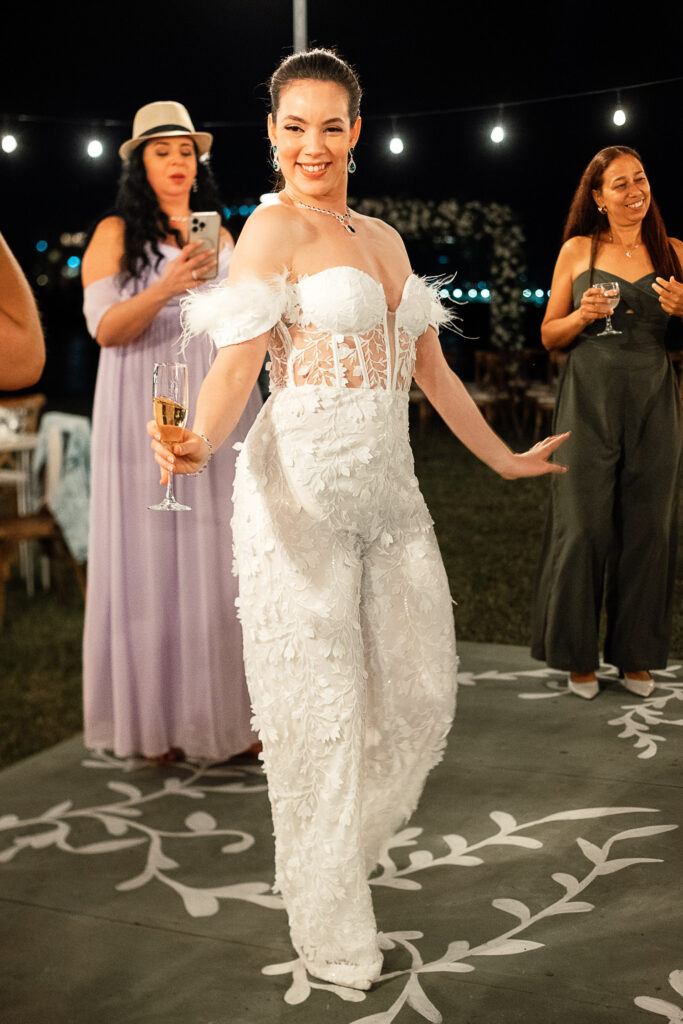 La novia muestra su segundo look de la noche durante la celebración