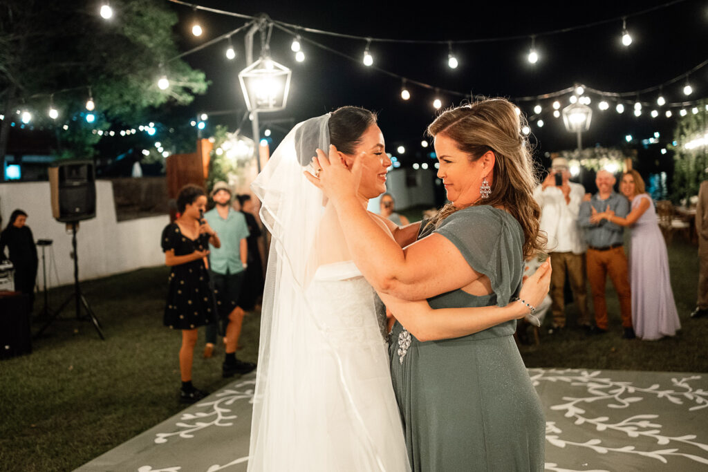 Invitada seca las lágrimas de alegría de la novia durante la fiesta de boda