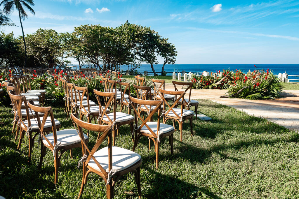 Warm-toned floral décor and seating layout for a wedding at the Hotel Nacional