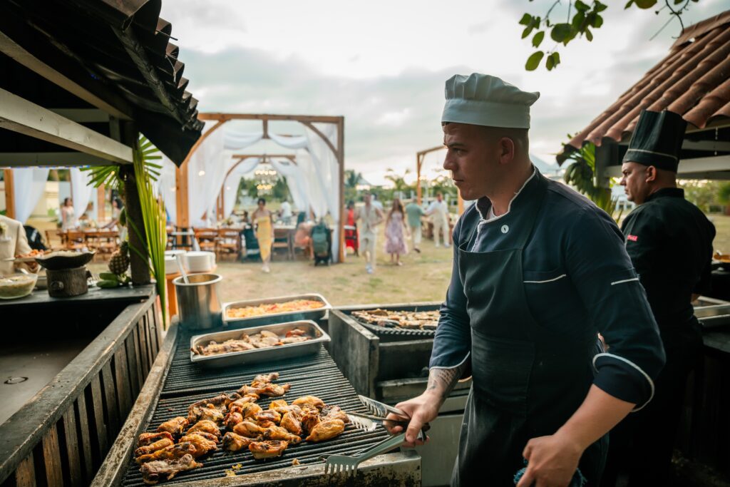 Chef prepara carnes a la parrilla durante el show cooking de la boda