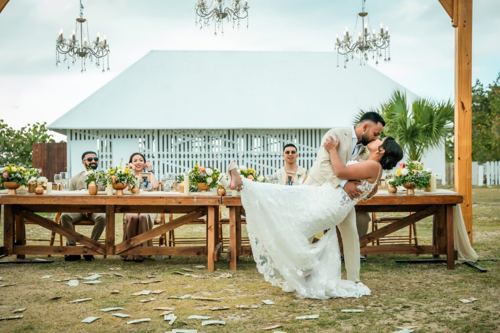 Novios dan su primer baile en la pista bajo luces colgantes