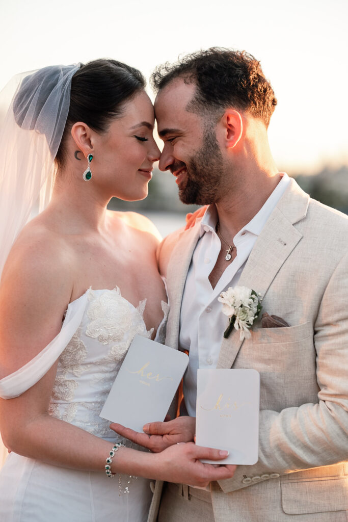 Pareja de novios se mira sosteniendo sus votos en boda en Cuba