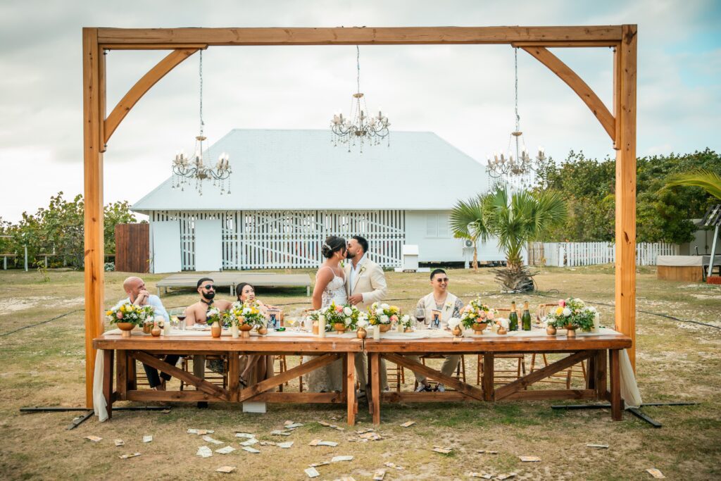 The couple kiss in front of the decorated head table in Varadero.