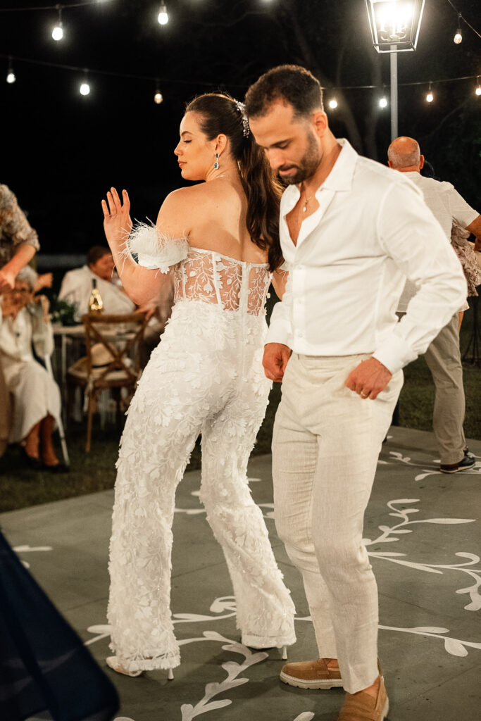 Los novios comienzan a bailar con alegría en la pista iluminada