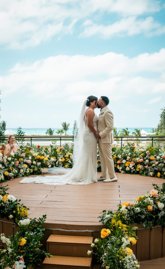 The couple’s first kiss during their wedding in Varadero, facing the sea.