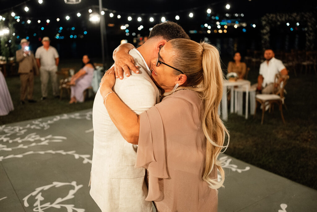La madre y el novio se abrazan durante el primer baile en la fiesta