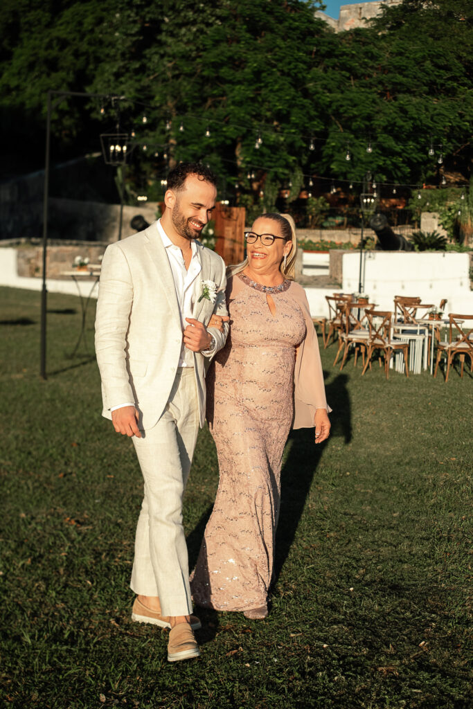 Novio camina junto a su madre hacia el altar en su boda en Cuba