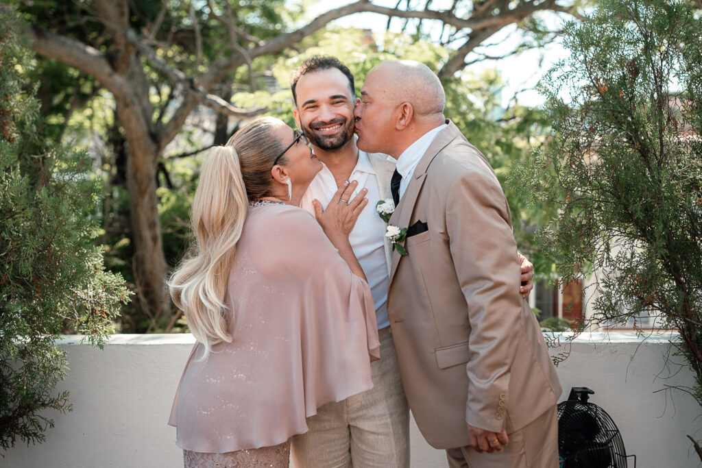 Novio recibe un beso de sus padres durante los preparativos en Cuba