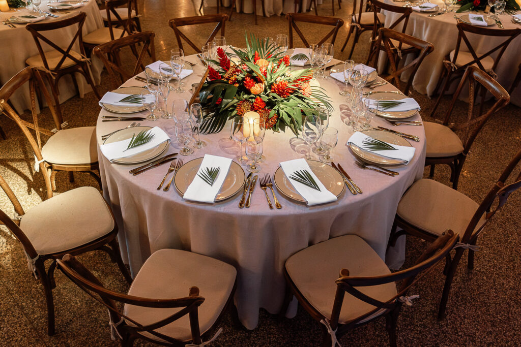 Guest table with tropical flowers and warm elements at the Hotel Nacional
