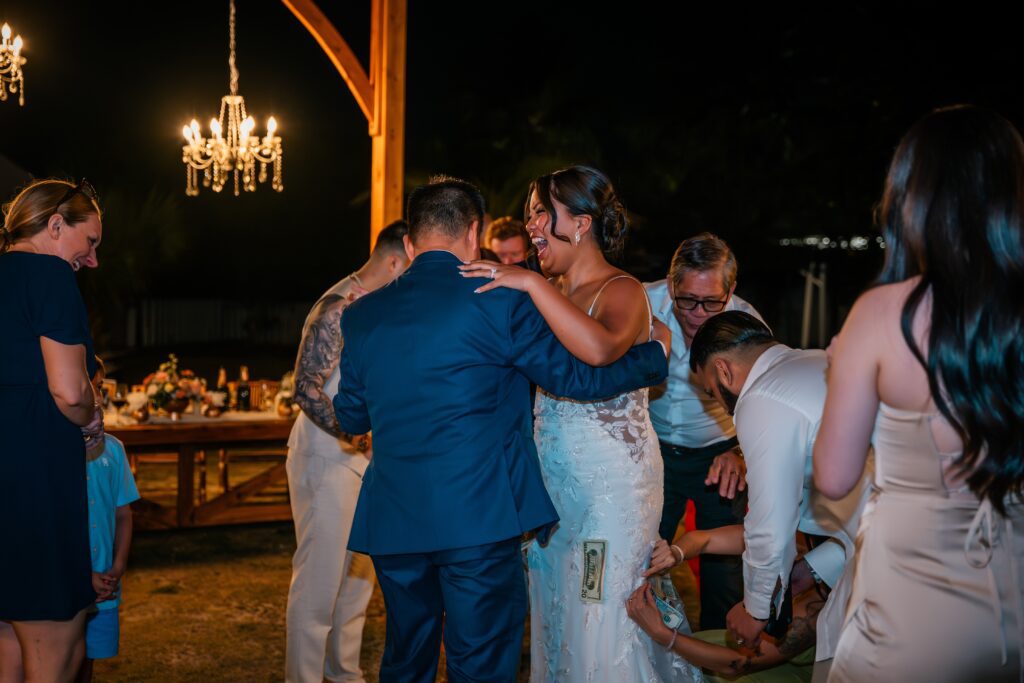 Invitados y la novia se abrazan durante la tradicional money dance