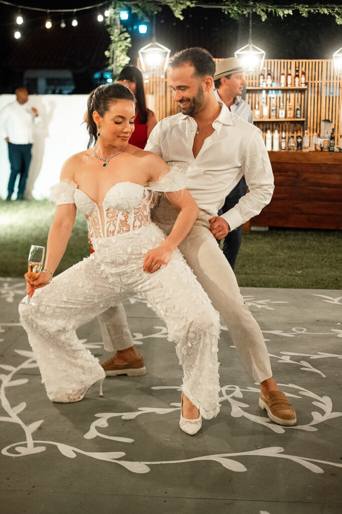 Los novios bailan juntos con entusiasmo en la pista de su boda