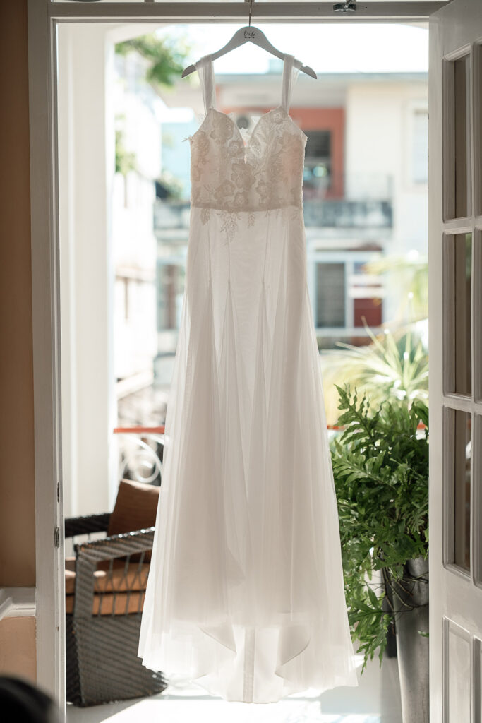 Vestido de novia con encajes colgado antes de la boda en Cuba