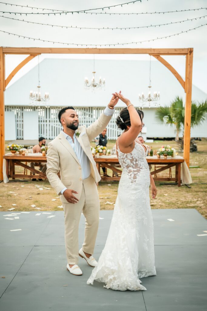 Los novios realizan un giro durante su primer baile en Varadero bajo luces tenues