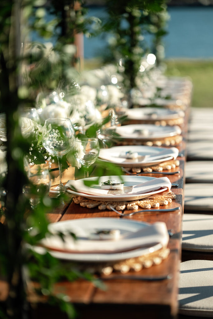 Distribución de platos en mesa de boda con decoración blanca y vista a La Habana