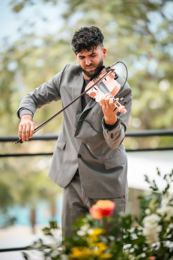 Solo violinist performing at a wedding ceremony in Varadero. Wedding coordination in Cuba.