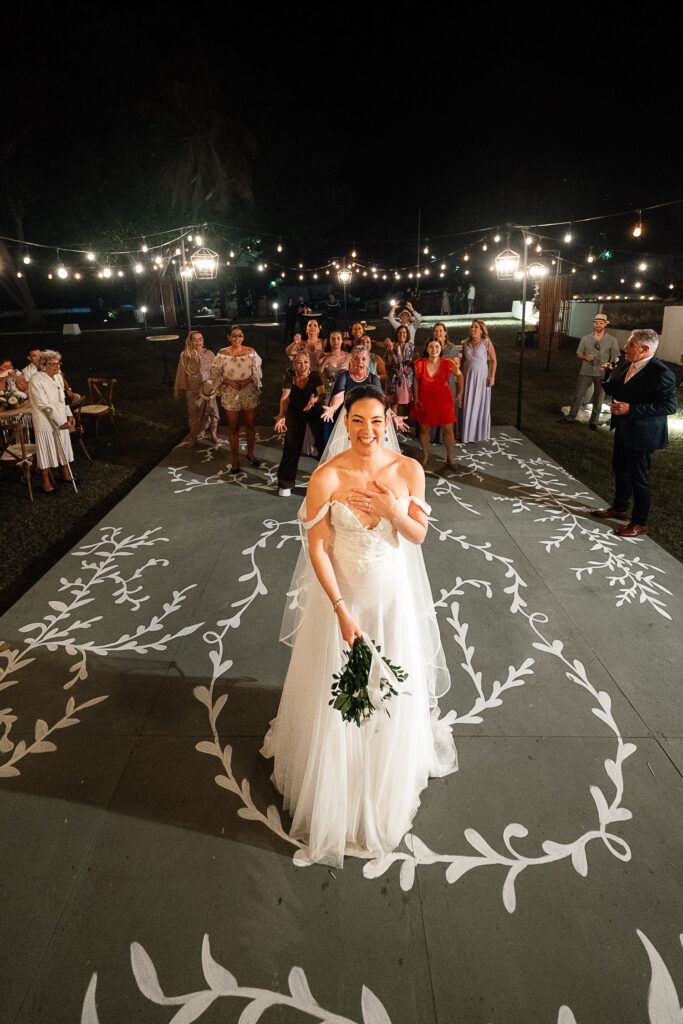 Novia e invitadas listas para el lanzamiento del ramo durante la boda