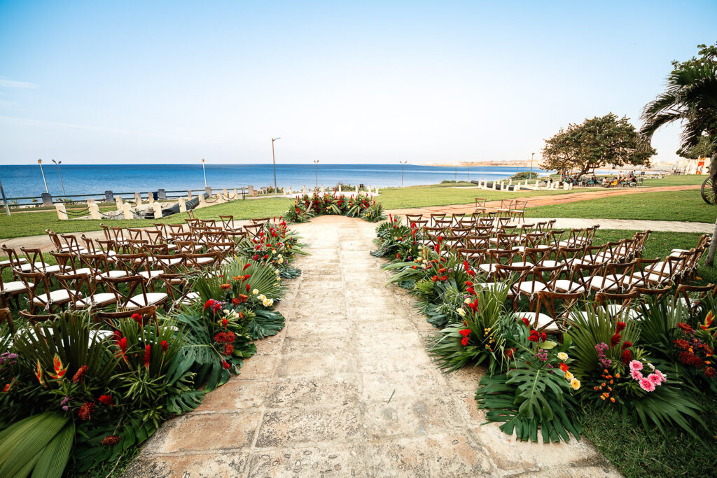 Wedding decorated with warm tropical flowers and sea view from the Hotel Nacional