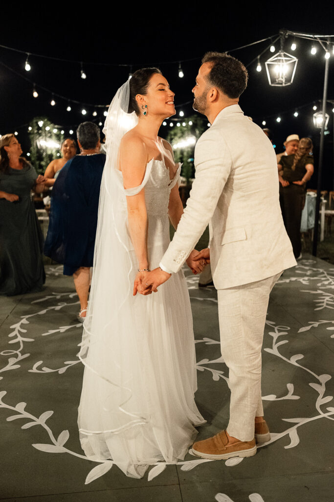 Pareja de novios tomados de la mano en la pista de baile