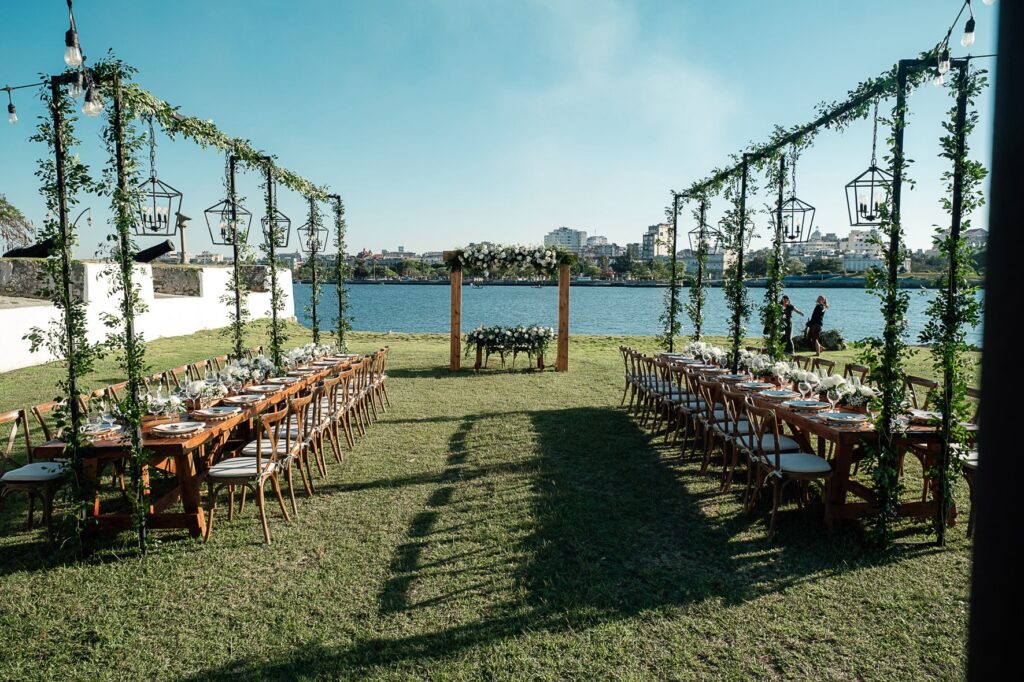 Gazebo y mesas decoradas con flores blancas y vista al mar en boda en Cuba