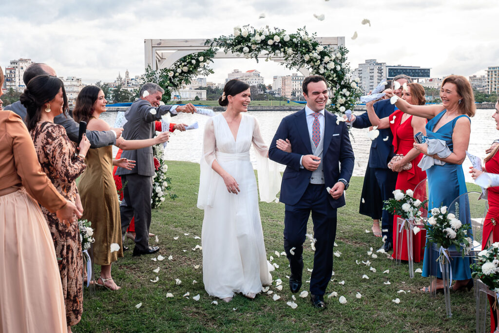 Sposi che camminano tra gli invitati che lanciano petali